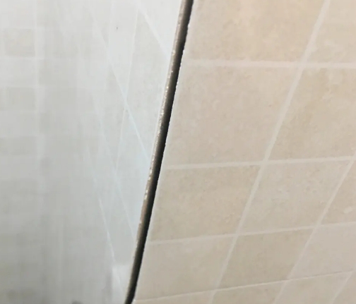 麻章瓷砖空鼓维修公司分享阳台瓷砖脱落的修复过程可以分为以下几个步骤