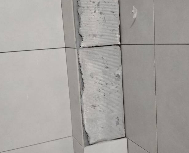 麻章瓷砖空鼓维修公司分享下瓷砖施工前基层浇水润湿程度不足，可能导致以下问题
